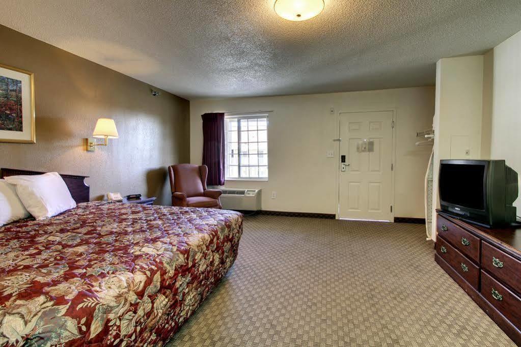 Intown Suites Extended Stay Greensboro Nc - Lanada Екстер'єр фото