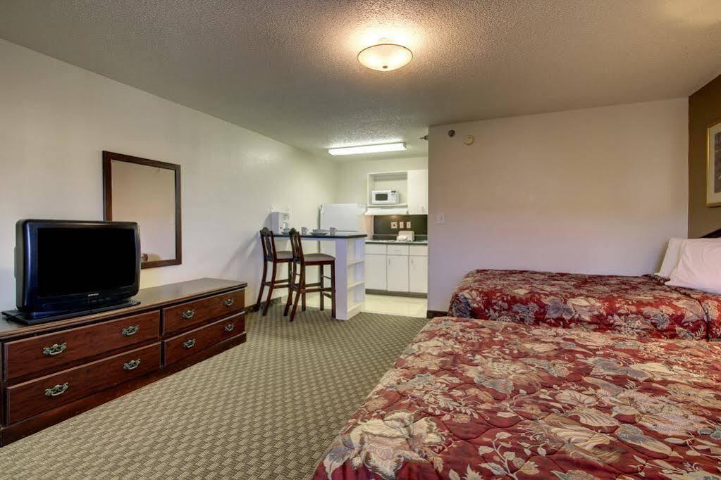 Intown Suites Extended Stay Greensboro Nc - Lanada Екстер'єр фото